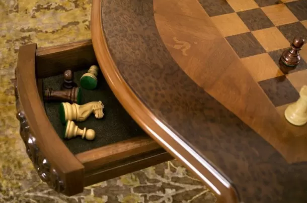 cleopatra sakk asztal kihúzott fiók bábukkal